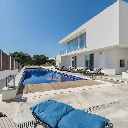 Villa Sleeps 12 With Pool And Wifi